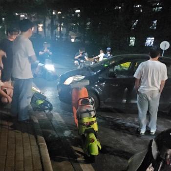 副校長子女駕車逼停學(xué)生?辟謠 涉事者為校外人員