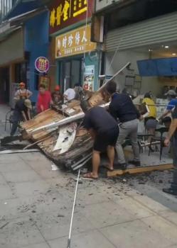 奶茶店招牌掉落砸中過(guò)路女子 傷者已獲及時(shí)救治