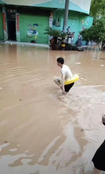 中考生遇暴雨游到考場(chǎng) 當(dāng)?shù)赜脗溆镁?考生順利應(yīng)考