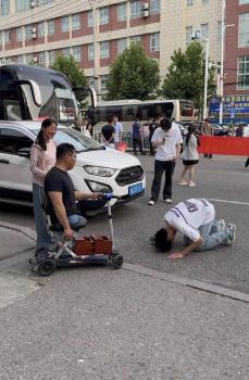 跪謝無(wú)腿父親男生高考分公布 四百多分圓夢(mèng)士官學(xué)校