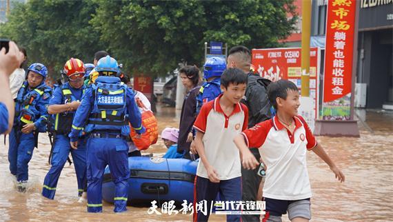 洪水救援中的溫暖畫面 生命守護的溫度