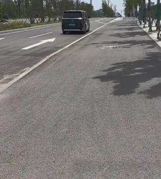 女子吐槽路口“隱形臺階路” 騎車人頻摔傷