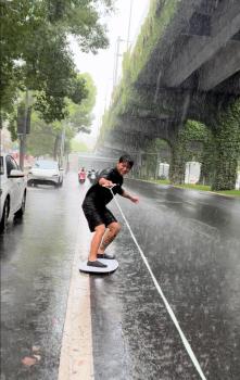 成都一男子在暴雨中的街頭滑板沖浪 展現(xiàn)成都人的松弛感
