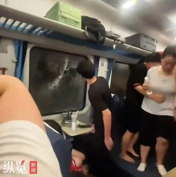 脫線列車乘客：砸窗后舒服多了 應(yīng)急處置細(xì)節(jié)公開(kāi)