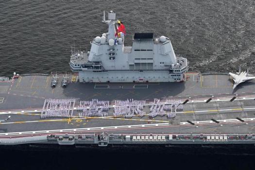 山東艦訪(fǎng)問(wèn)香港,，700官兵排“國(guó)安家好”字樣,，釋放三大信號(hào)