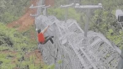 爬鐵網(wǎng)鉆地洞 電詐人員偷渡畫面曝光 揭秘“拉人組”誘騙手段