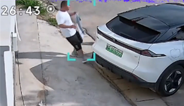 蓄電池漏液男子開車被臭暈 挪車竟“中毒”