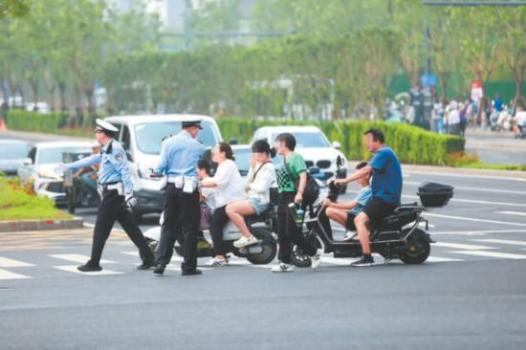 北京騎電動(dòng)自行車不戴頭盔將被處罰 新規(guī)即將實(shí)施