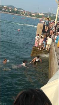 女游客棧橋落水 男子跳水救人 最美跳水顯擔(dān)當(dāng)