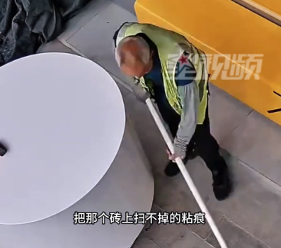 店主查監(jiān)控意外發(fā)現(xiàn)門(mén)口干凈秘密 店主送廢紙箱換來(lái)環(huán)衛(wèi)工特殊守護(hù)