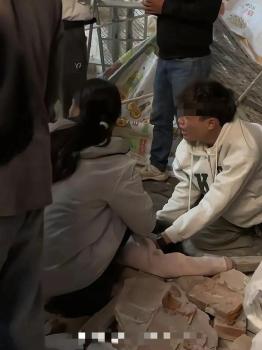 长沙坍塌事故24岁遇难女孩已安葬 男友深情守候