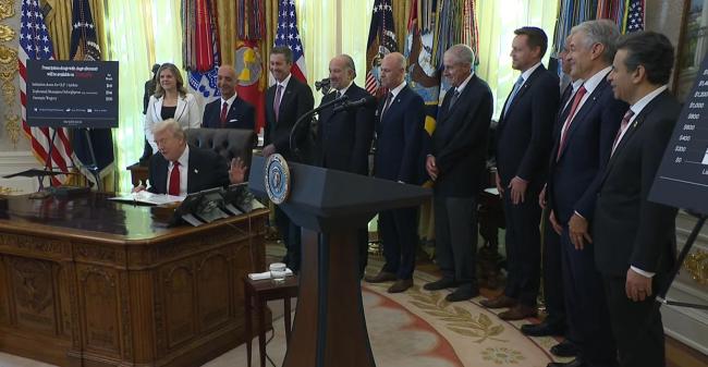 特朗普官宣降价减肥药企高管当场晕倒 发布会因医疗紧急情况中断