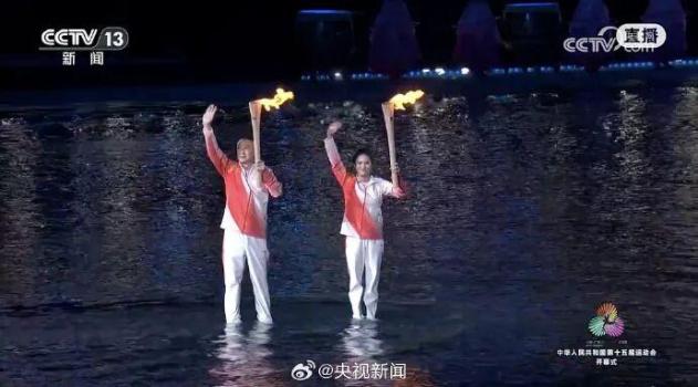 马琳陈若琳郭晶晶等传递火炬 全运圣火燃情传递