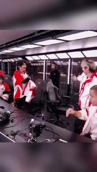 魏建军现身KPL总决赛现场 企业家的电竞跨界