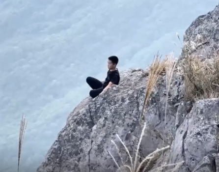 男子坐悬崖边疯狂“练功” 惊险画面引爆网络！