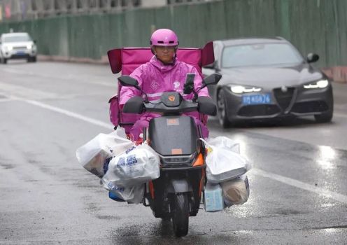 中年山姆配送员，驼着洗衣机寻找“体面” 重负下的配送之路