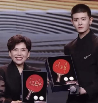 任嘉伦邓亚萍用纸盒切磋球技！