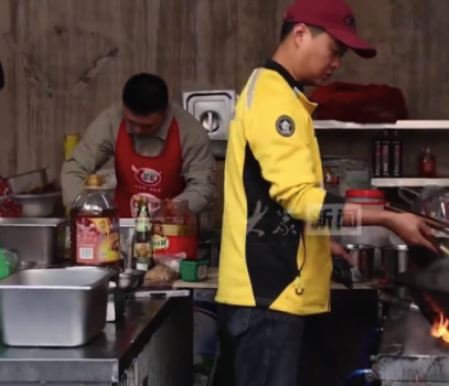 抗癌爸爸们为爱颠勺的一天 抗癌爸爸盒饭摊常收到匿名捐助