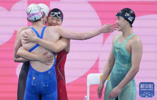 女子4X200米自由泳接力河北队夺冠 四名选手齐庆祝