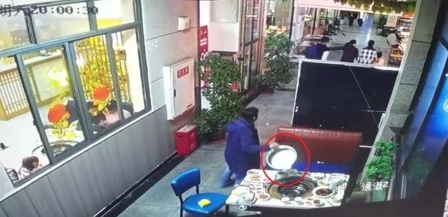 顾客吃霸王餐并顺走锅具 老板报警 监控记录全程