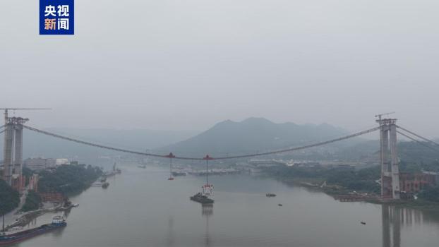 黄桷沱长江大桥首节钢桁梁吊装完成 开启上部结构拼装新篇章