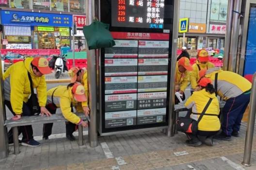 当公交站台的金属座椅穿上了棉衣 温暖市民心