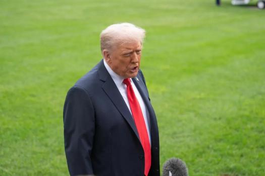 特朗普：台湾生产了几乎100%的芯片 美国欲重夺市场