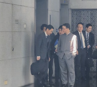 “神图”刷屏！日本官员低头听中方“训话”低着头，身体微弓