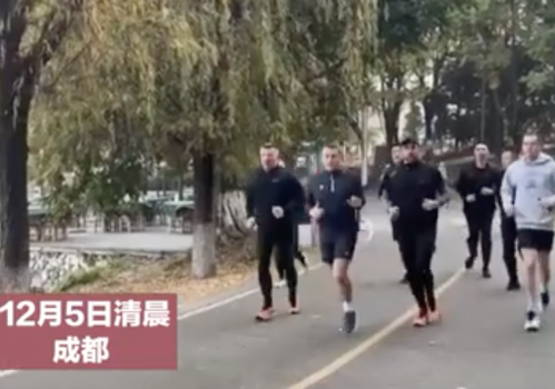 法国总统在成都晨跑！