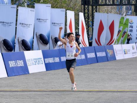 高鹏获深圳马拉松男子组国内第一 中国首位冲线选手