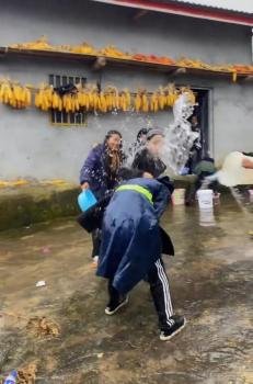 准新郎上门提亲遭女方“泼水突袭” 传统习俗引热议