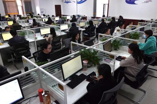 时薪上千，大模型公司抢985文科生给AI当老师 高学历标注员成新宠