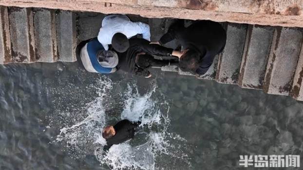 4個(gè)大哥接力躍入冰冷海水救人！