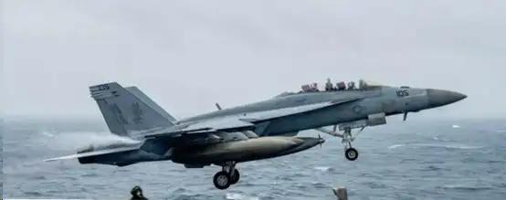 美军捞出南海坠毁两架军机 坠机事件仍在调查中