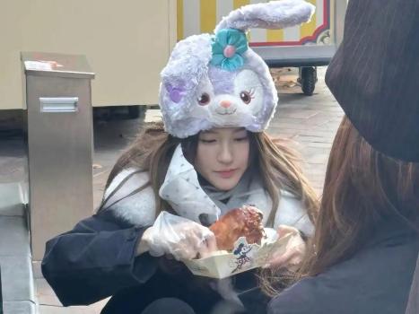 上海迪士尼偶遇趙露思 甜妹氛圍感拉滿