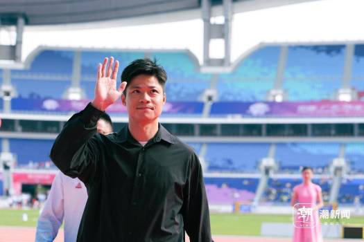 蘇炳添現(xiàn)身殘?zhí)貖W會(huì)田徑賽場(chǎng) 擔(dān)任頒獎(jiǎng)嘉賓