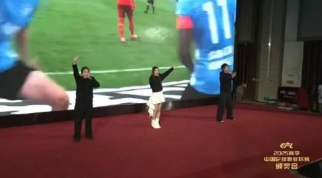 五星體育吐槽中足聯(lián)頒獎現(xiàn)場簡陋 簡陋與爭議并存