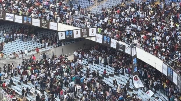 印球迷不满梅西只待10分钟暴怒砸场 活动管理混乱引发冲突