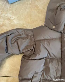 女子网购2500元羽绒服右袖被缝反 品牌处理引发争议