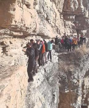 驴友无防护爬百米深悬崖 村镇回应 加强劝阻引导文明游览