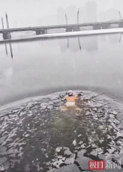 太原55岁女子大雪天冬泳：已学习游泳一年多，冬泳后不怕冷了