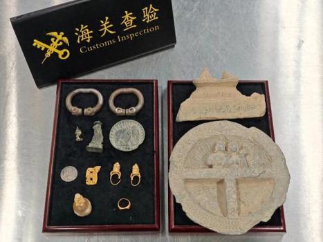 外籍男子携11件文物出境被查 西九龙站海关查获古文物案