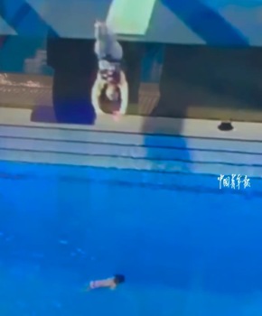 女孩跳水入水与水下女孩发生剐蹭 教练提醒