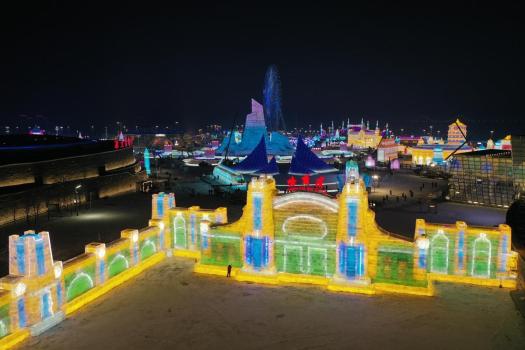 一分钟看“冰雪大世界”是如何建造的 冰与光的奇迹