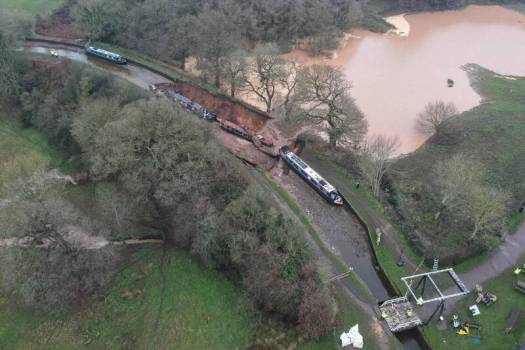 英国一运河发生塌陷多艘船只搁浅 天坑导致运河船被困