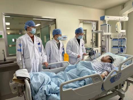 孙子在肚子上蹦了几下爷爷动脉破裂 险些丧命