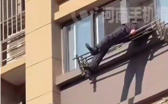 老人不慎从15楼坠落至7楼 卡在半空