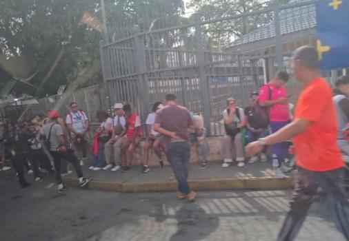 委内瑞拉华人：超市加油站人很多 当地物资采购忙