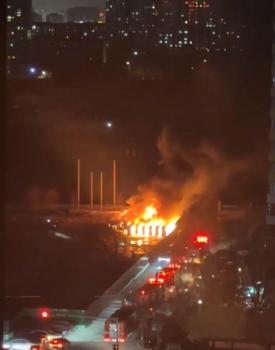 多人放烟花引燃上百个充电桩被抓 无人员伤亡