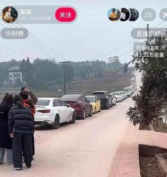 上千网友到合川帮女孩杀猪 网络热情助力